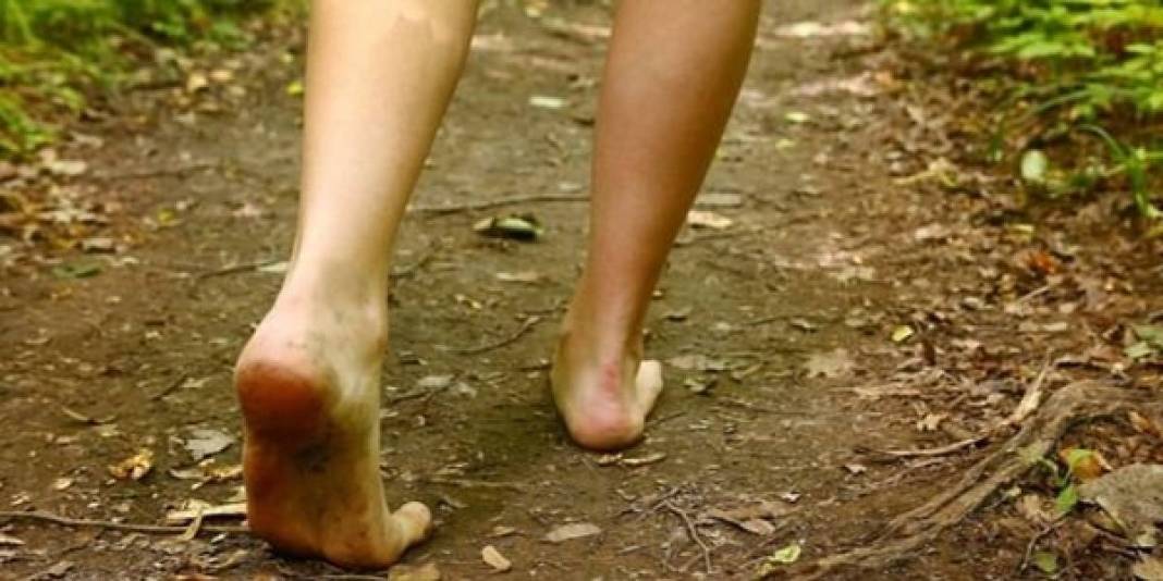 Sadece elektriği almıyormuş! Çıplak ayakla toprağa basmanın 5 faydası: Çoğu kişi bunu bilmiyor 6